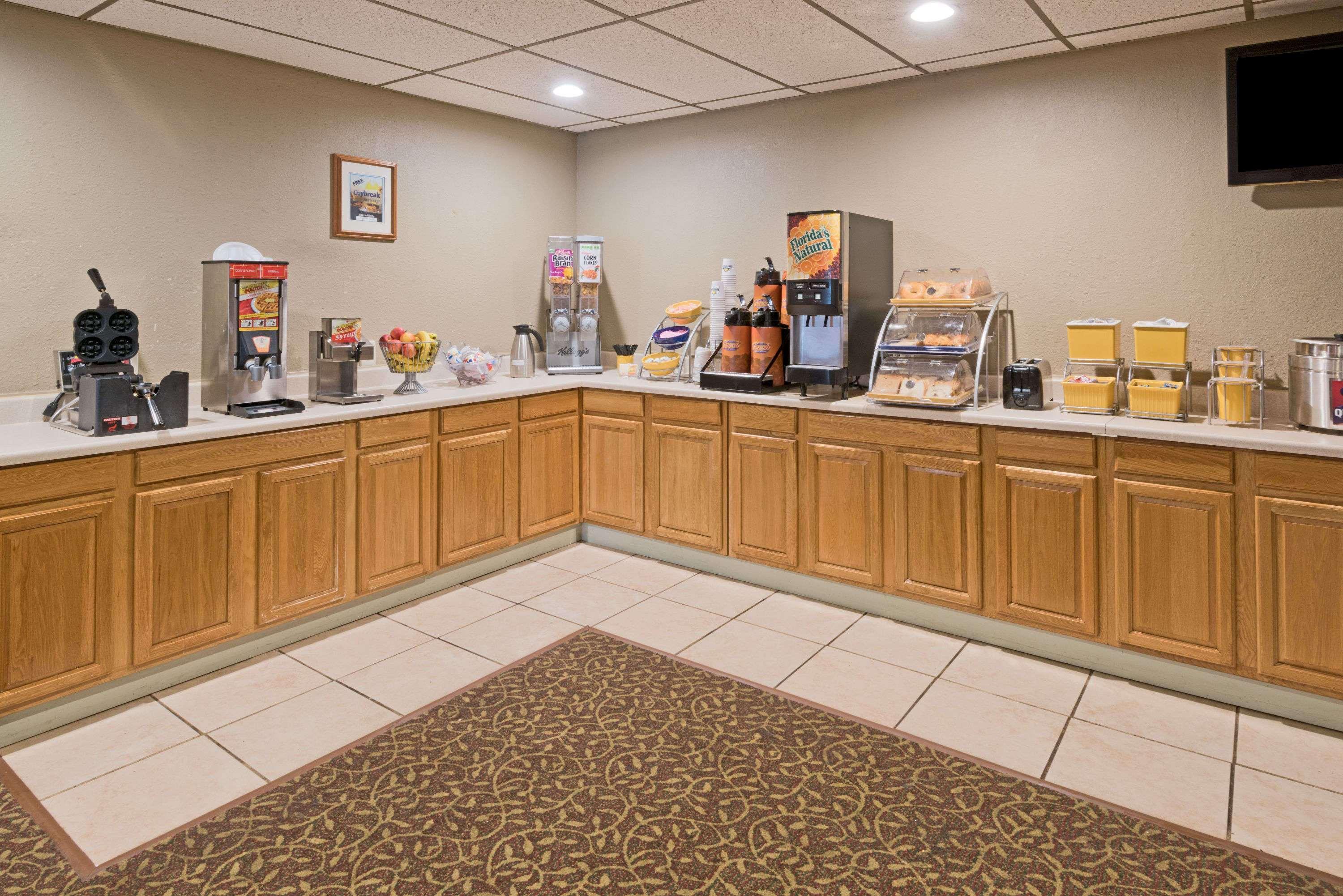 Days Inn By Wyndham Batavia Darien Lake Theme Park Exterior photo